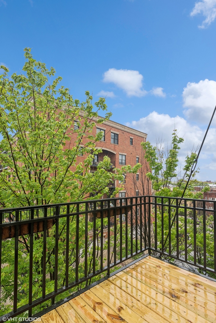 2806 N OAKLEY Avenue Unit: 407