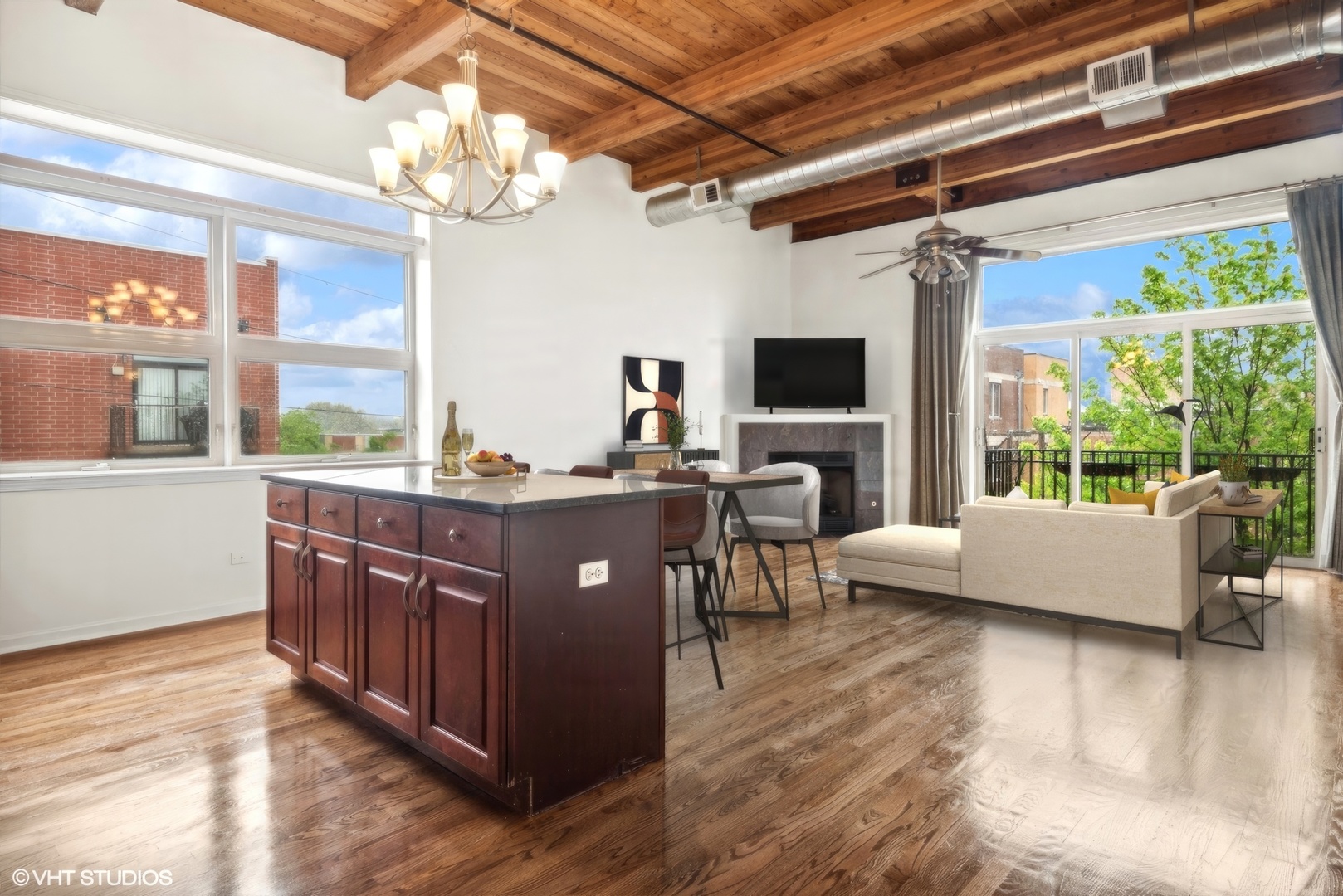 2806 N OAKLEY Avenue Unit: 407