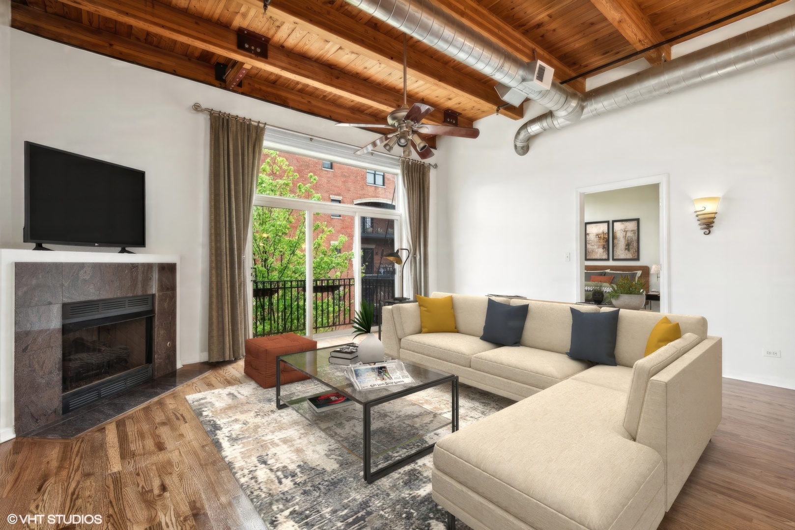2806 N OAKLEY Avenue Unit: 407