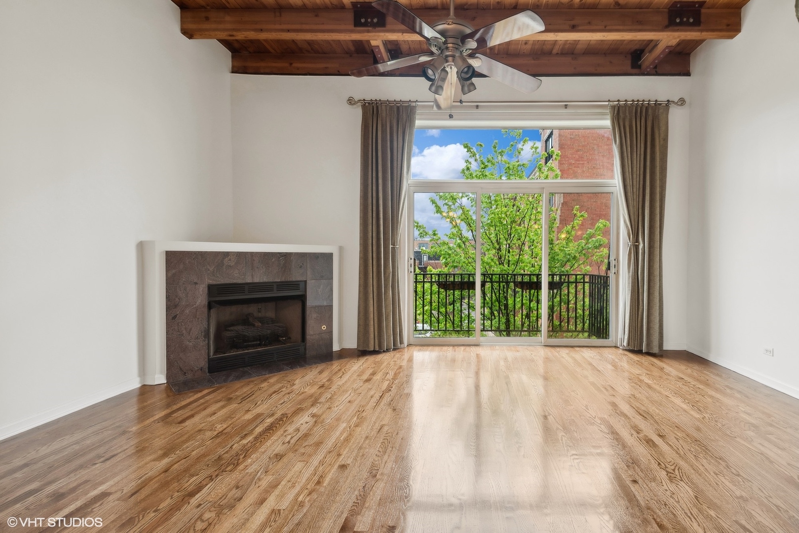 2806 N OAKLEY Avenue Unit: 407