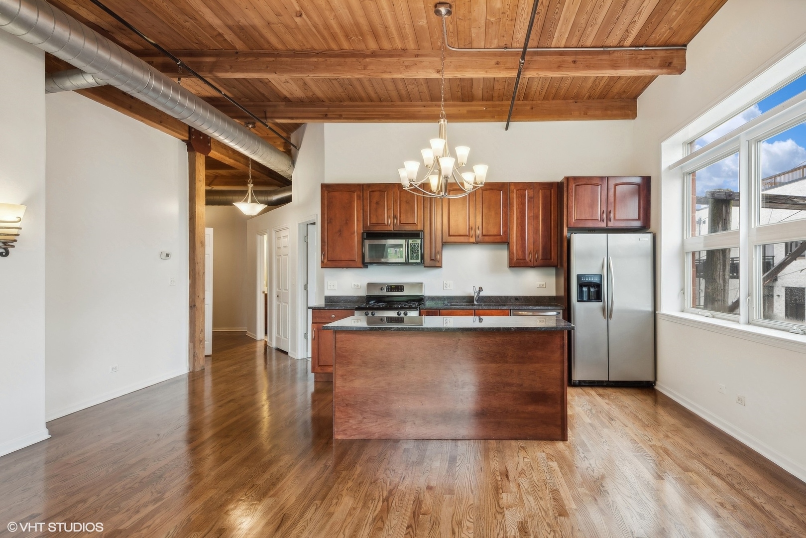 2806 N OAKLEY Avenue Unit: 407