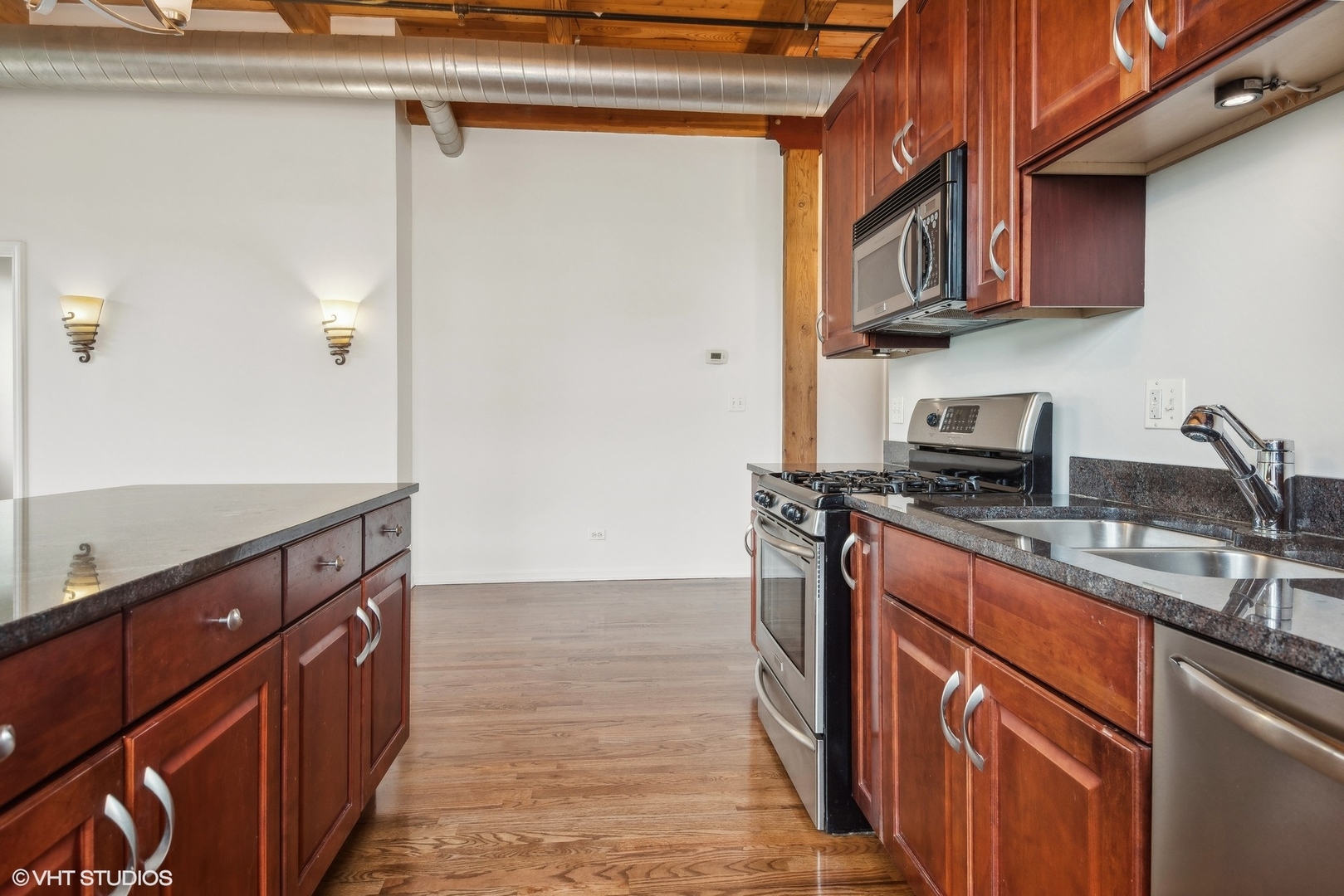 2806 N OAKLEY Avenue Unit: 407