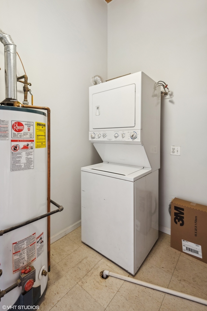 2806 N OAKLEY Avenue Unit: 407