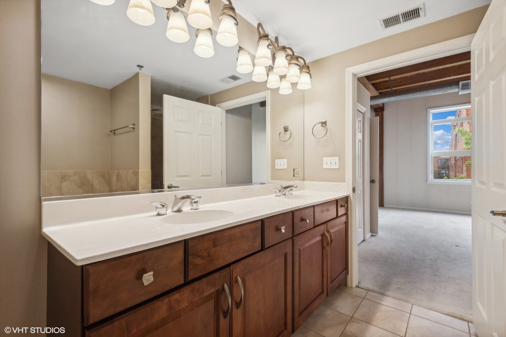 2806 N OAKLEY Avenue Unit: 407