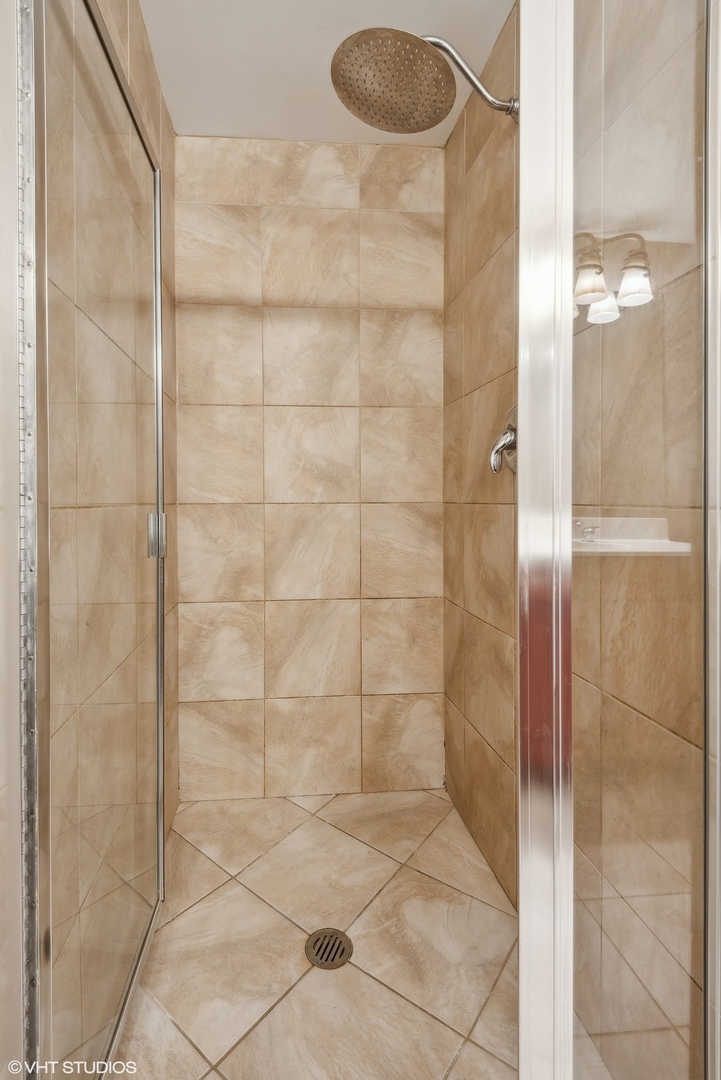 2806 N OAKLEY Avenue Unit: 407