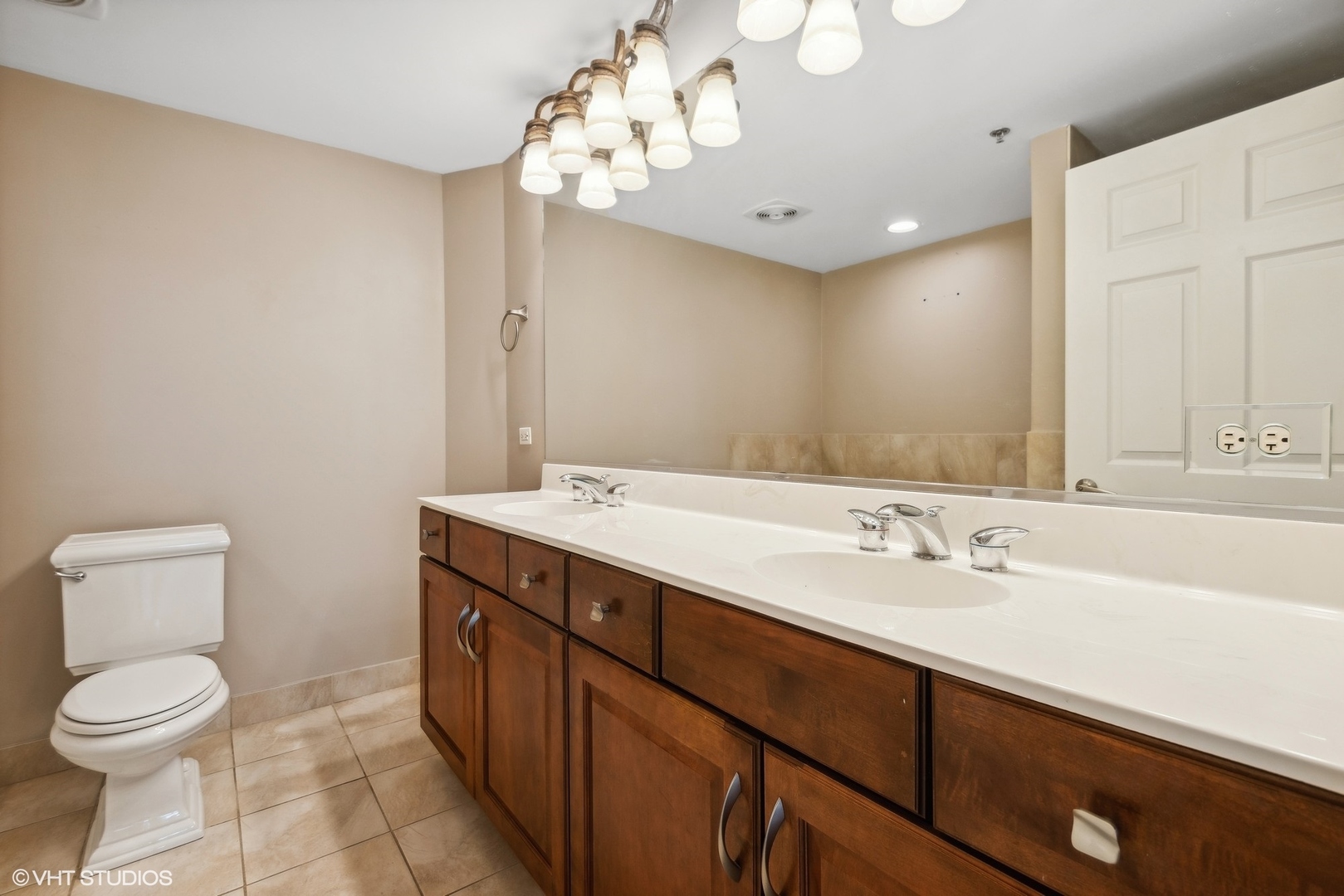 2806 N OAKLEY Avenue Unit: 407