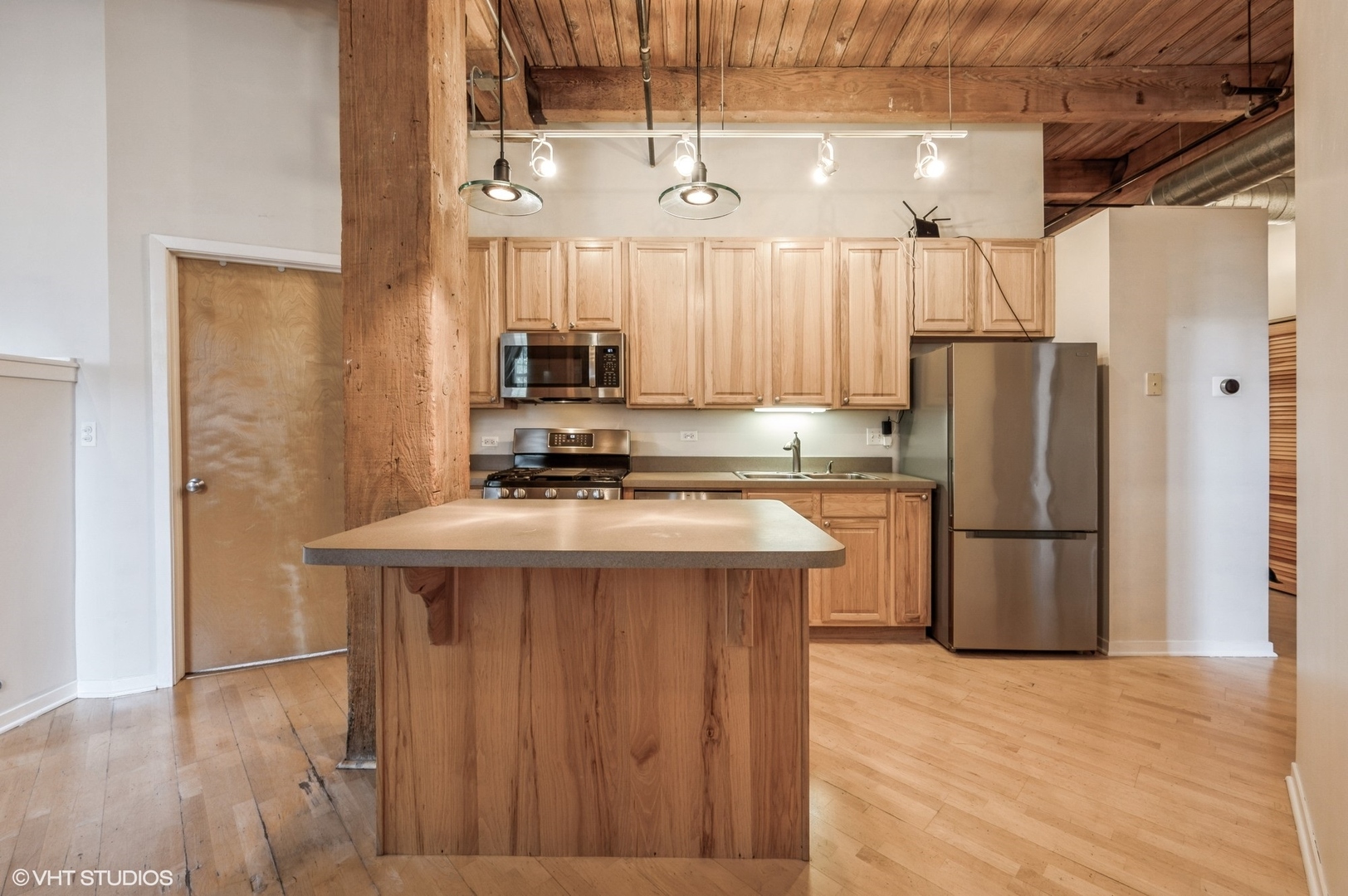 1740 N Maplewood Avenue Unit: 111