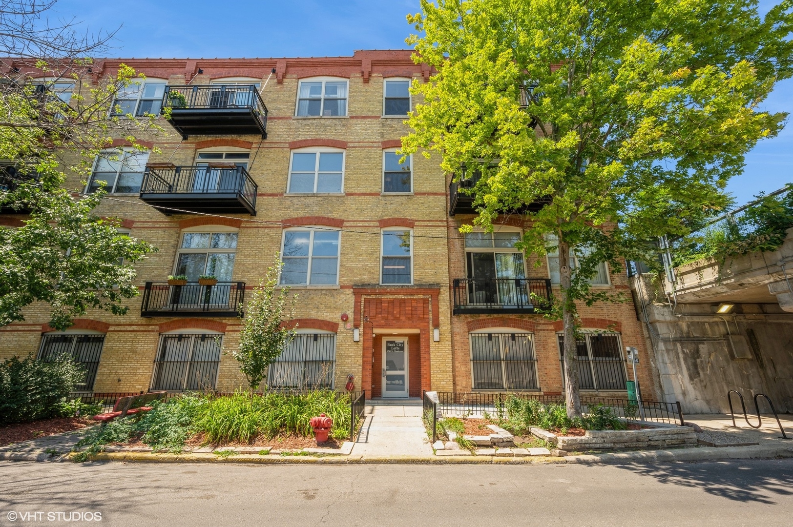 1740 N Maplewood Avenue Unit: 111