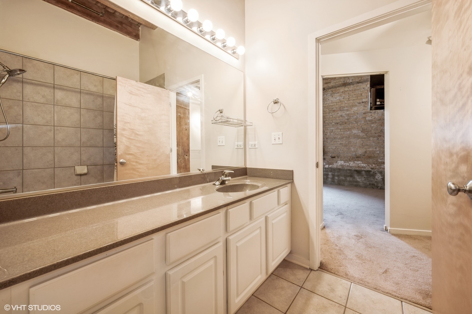 1740 N Maplewood Avenue Unit: 111