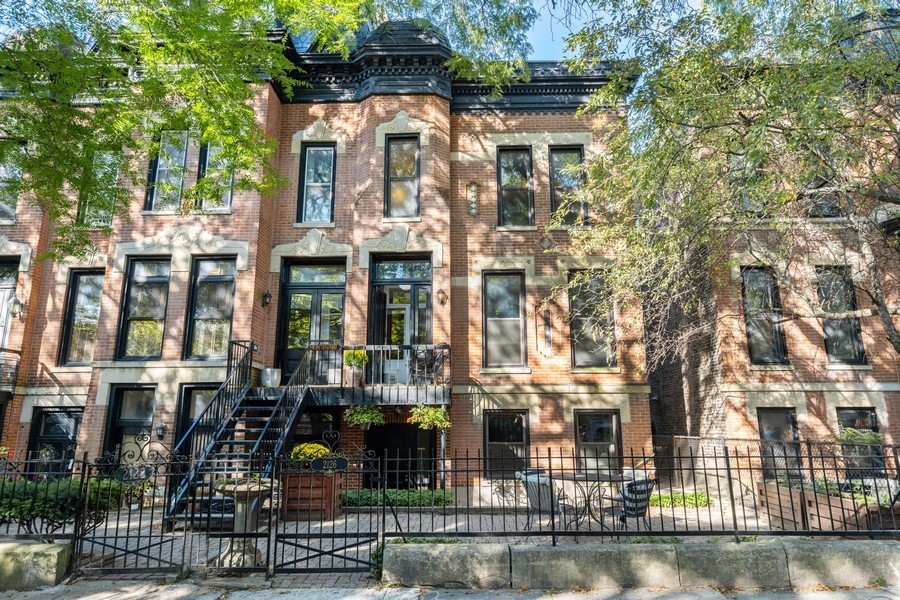 2126 N BISSELL Street Unit: DUPLEX
