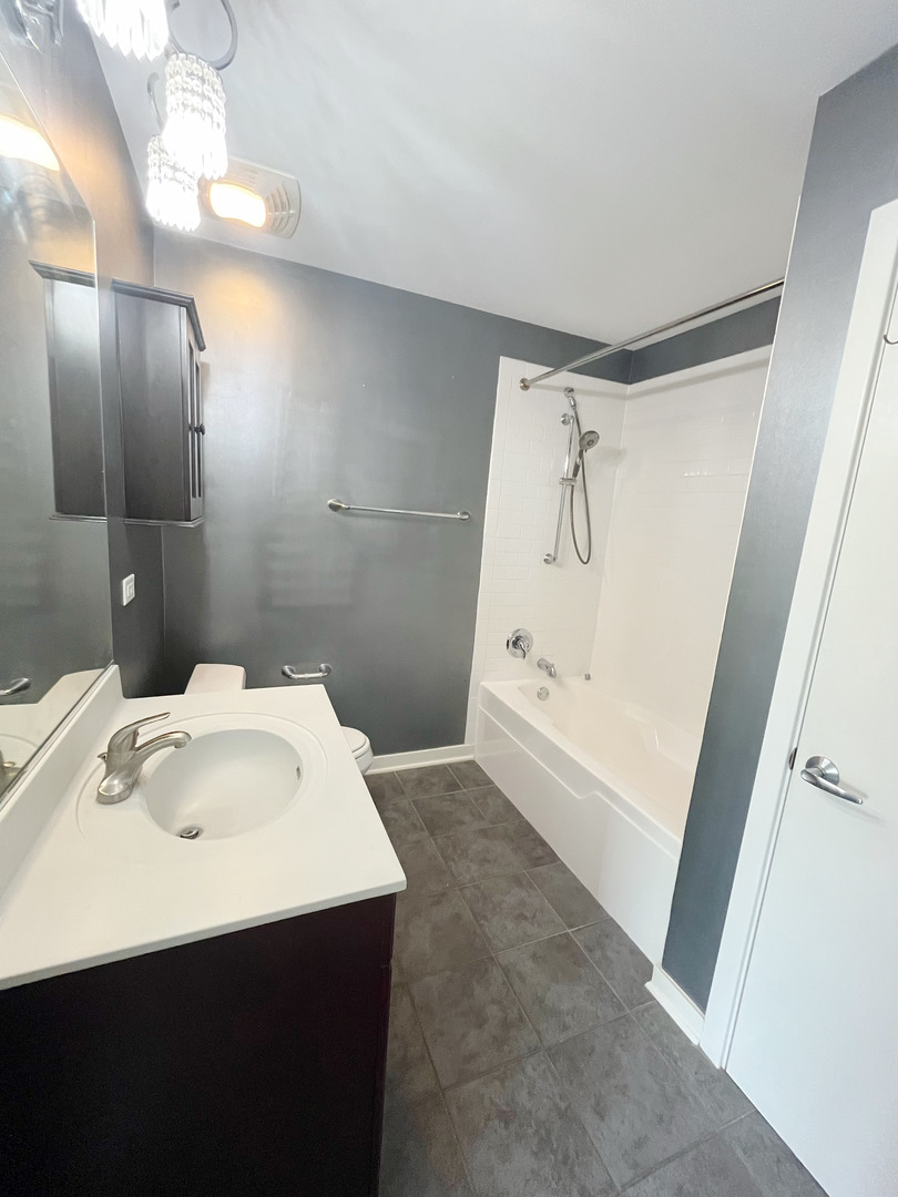 1075 W Roosevelt Road Unit: 303