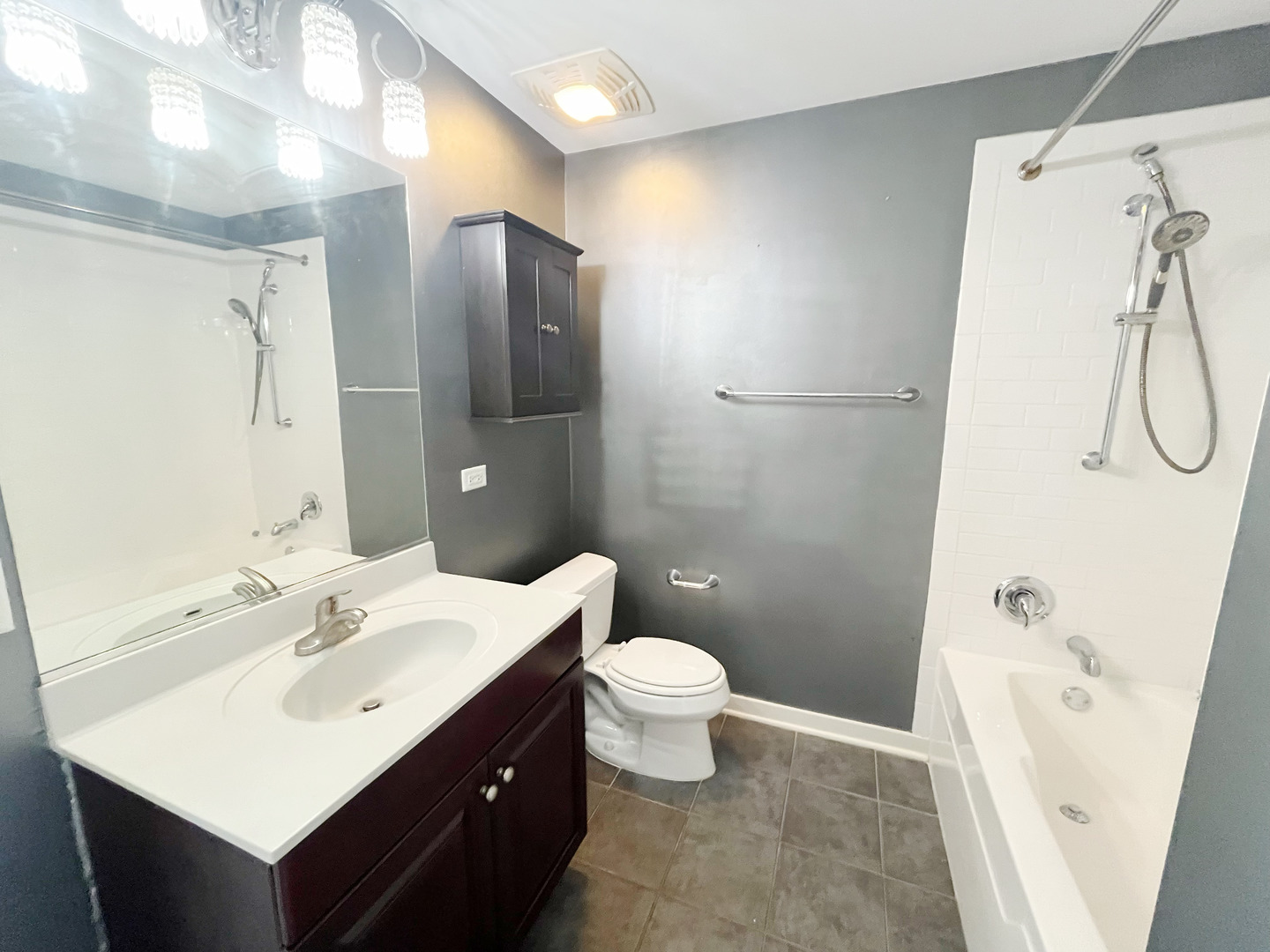 1075 W Roosevelt Road Unit: 303