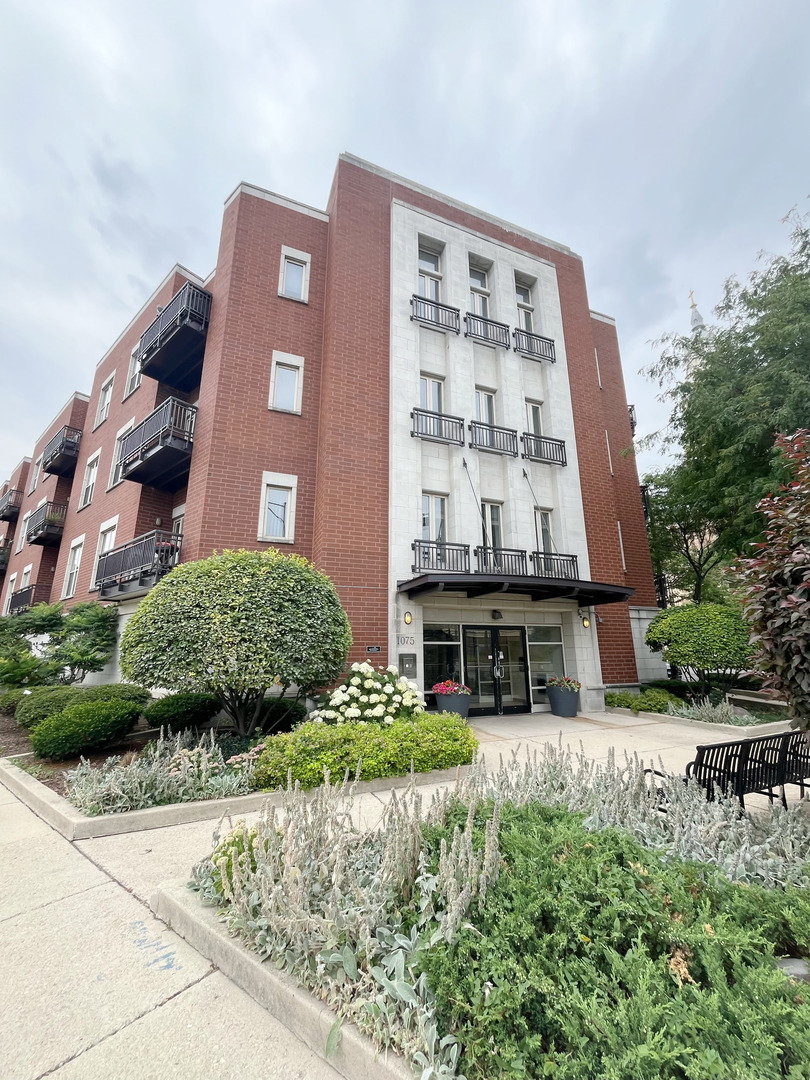 1075 W Roosevelt Road Unit: 303