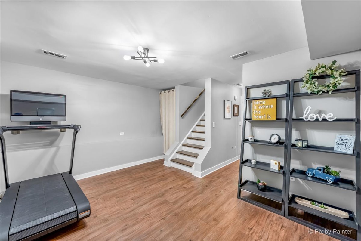 1525 N Claremont Avenue Unit: 1B