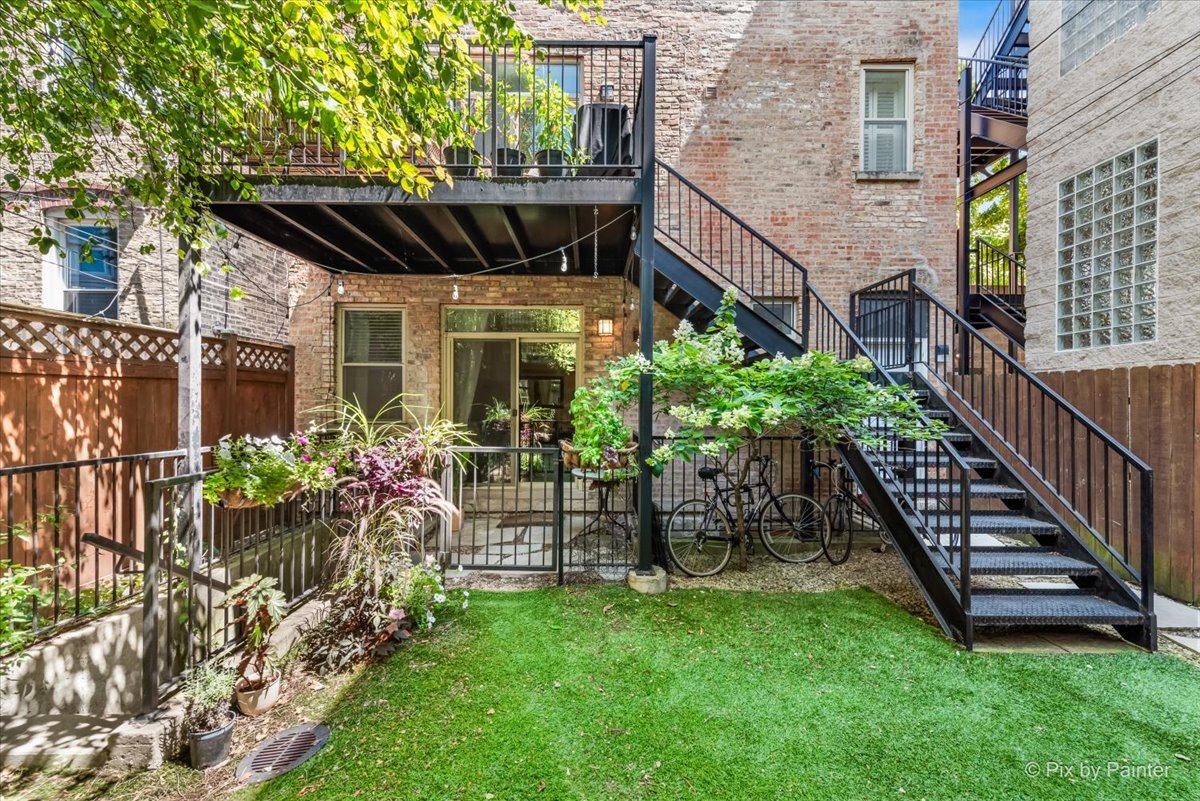 1525 N Claremont Avenue Unit: 1B