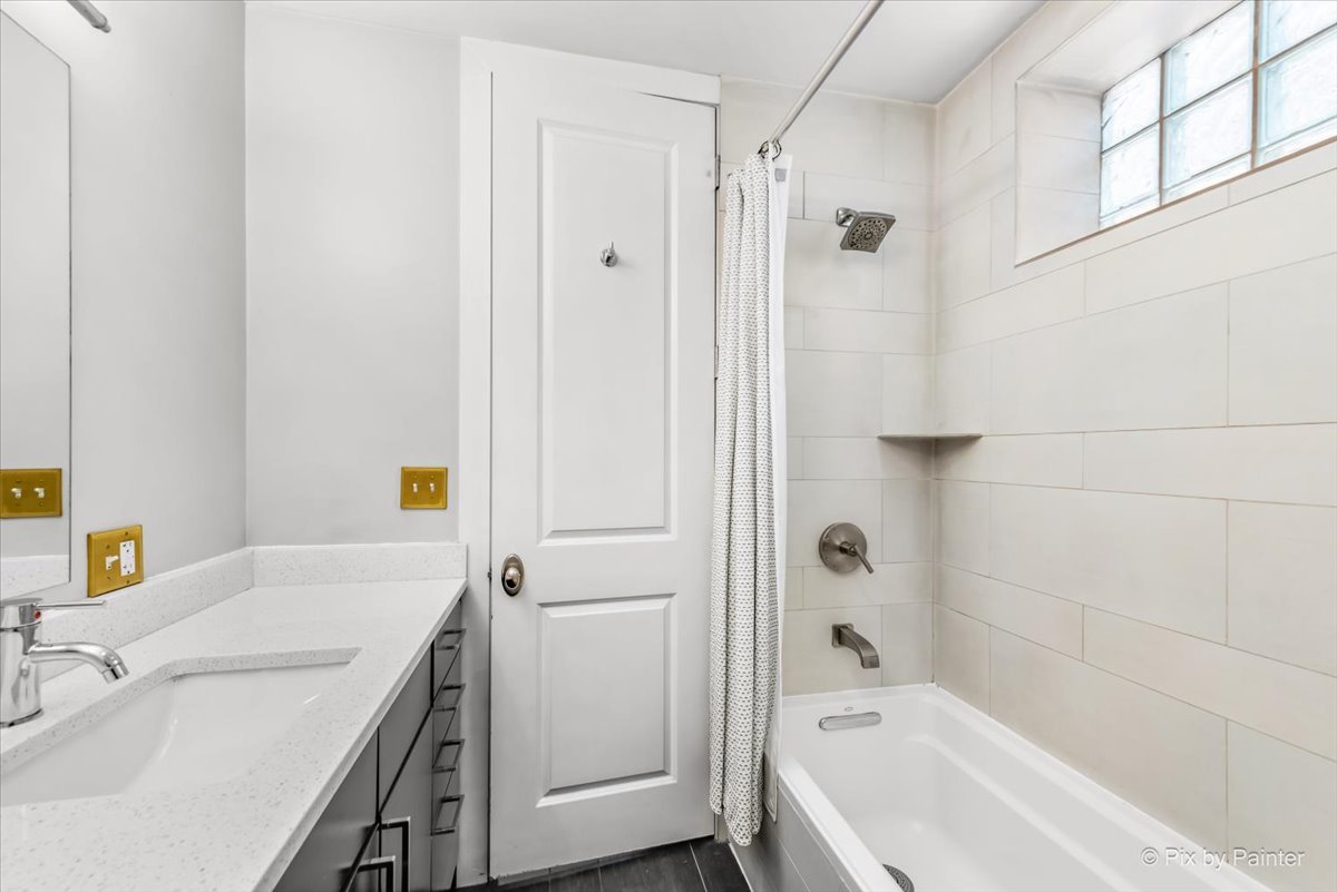 1525 N Claremont Avenue Unit: 1B