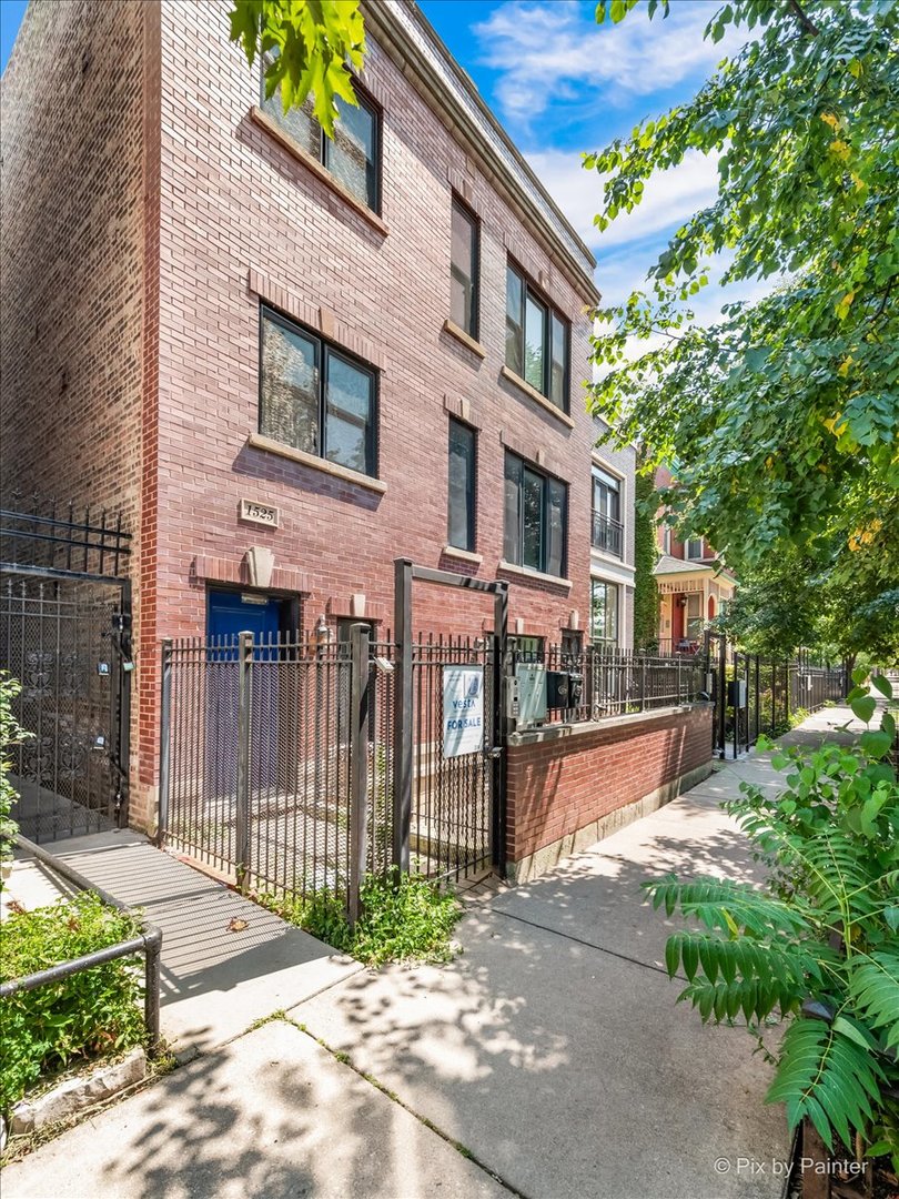 1525 N Claremont Avenue Unit: 1B