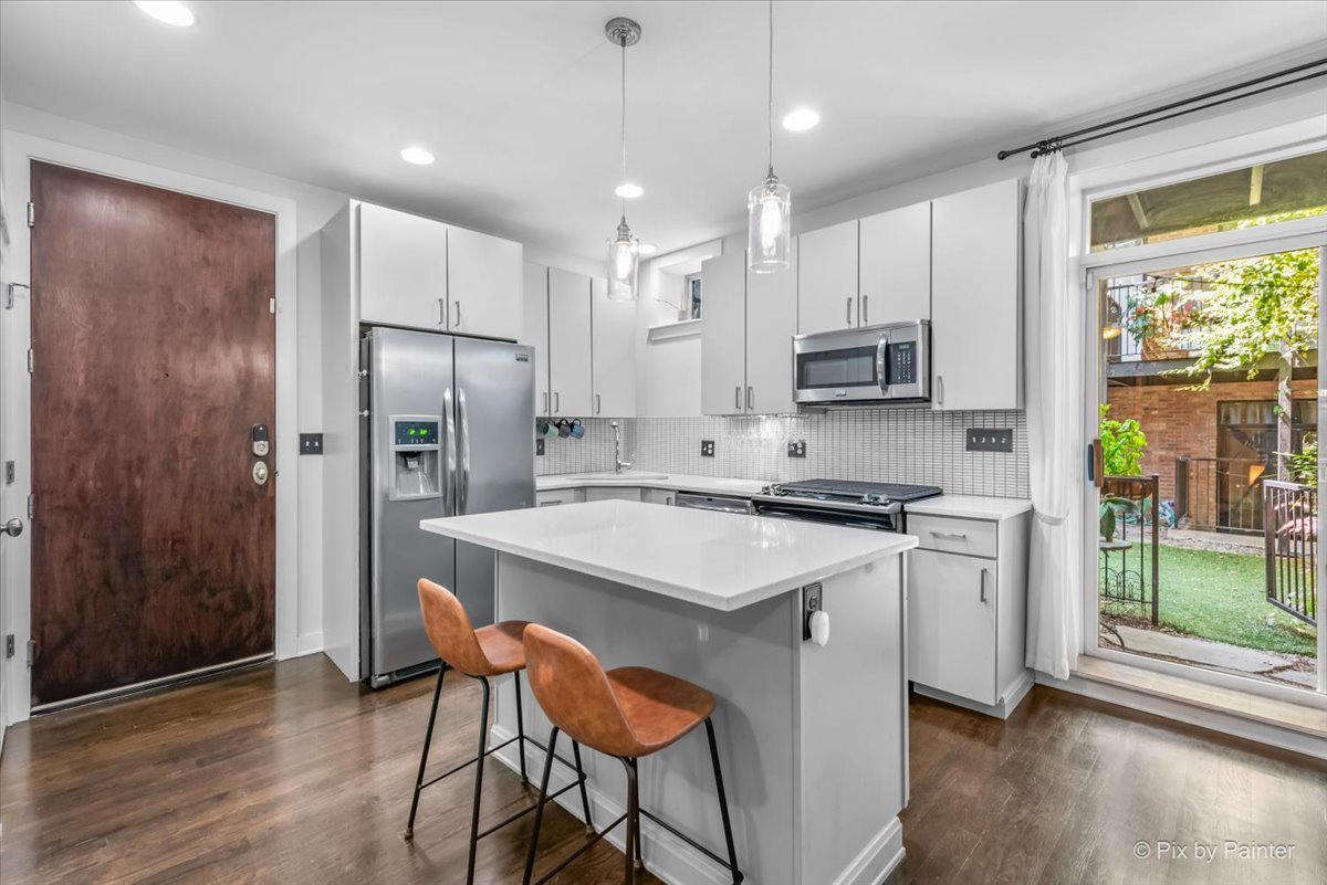 1525 N Claremont Avenue Unit: 1B