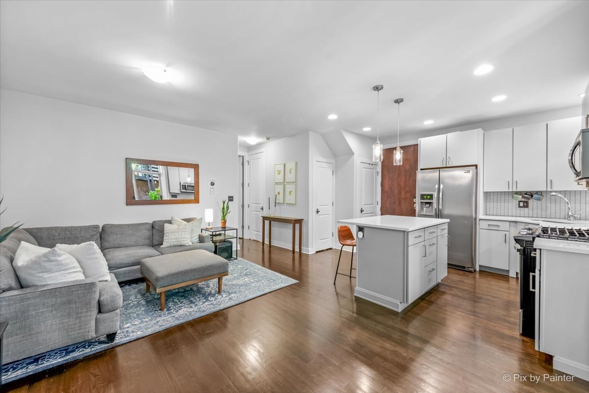 1525 N Claremont Avenue Unit: 1B