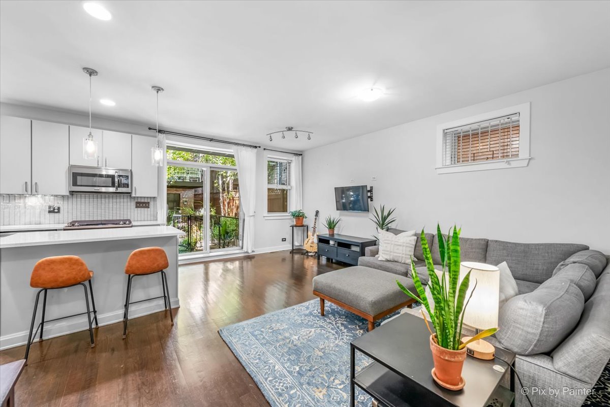 1525 N Claremont Avenue Unit: 1B