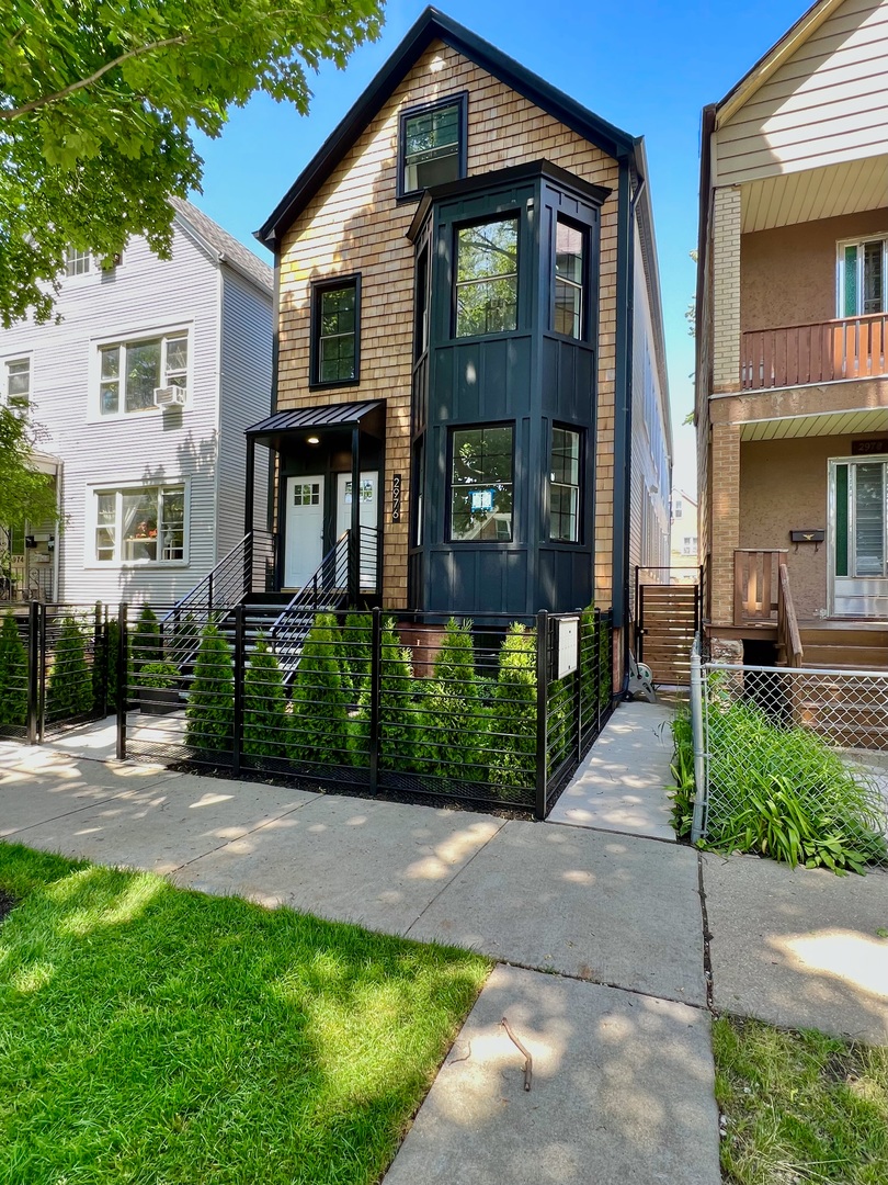 2976 N Ridgeway Avenue