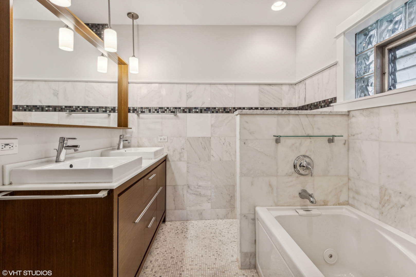 8311 N OTTAWA Avenue