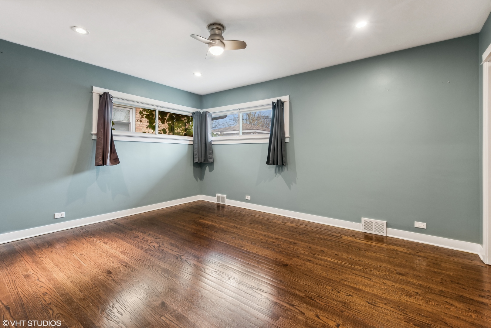 8311 N OTTAWA Avenue