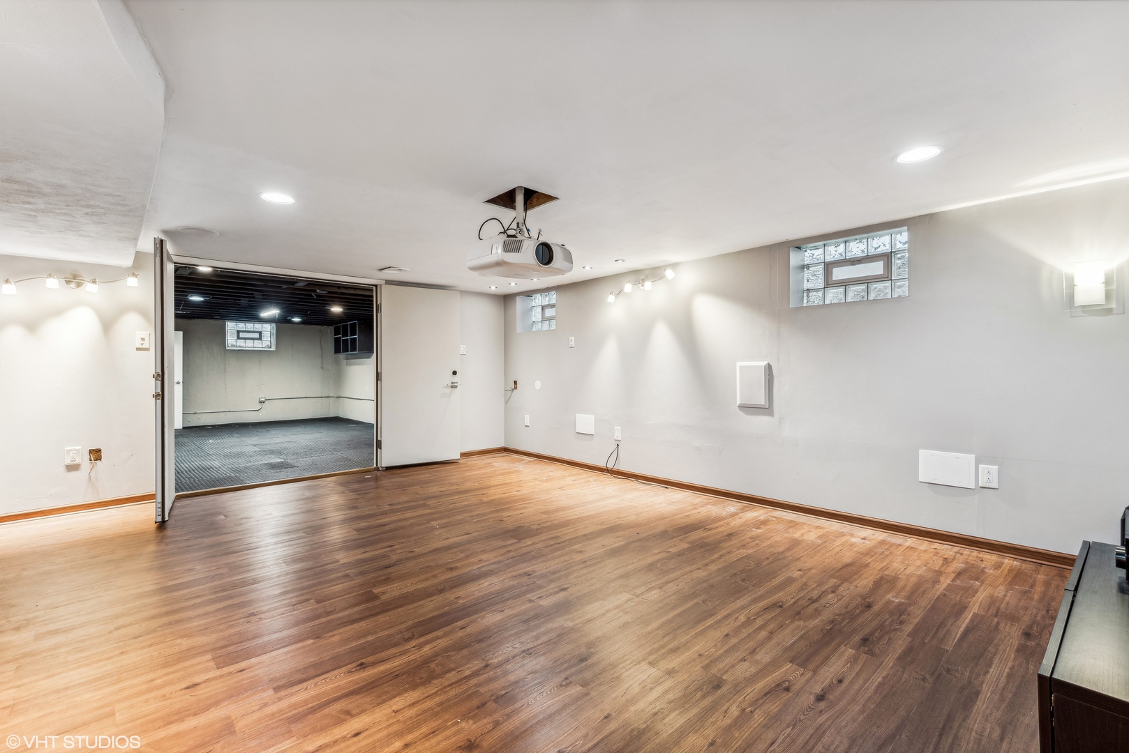 8311 N OTTAWA Avenue