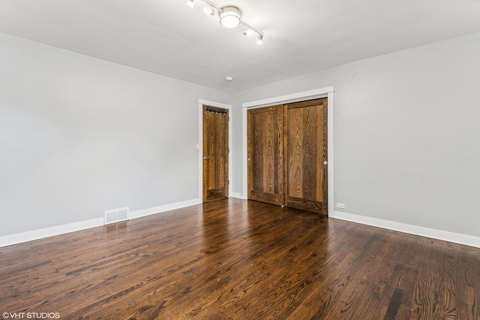 8311 N OTTAWA Avenue