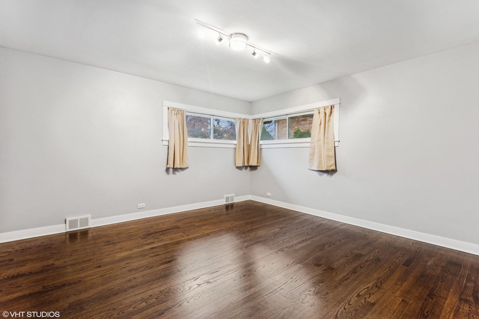 8311 N OTTAWA Avenue