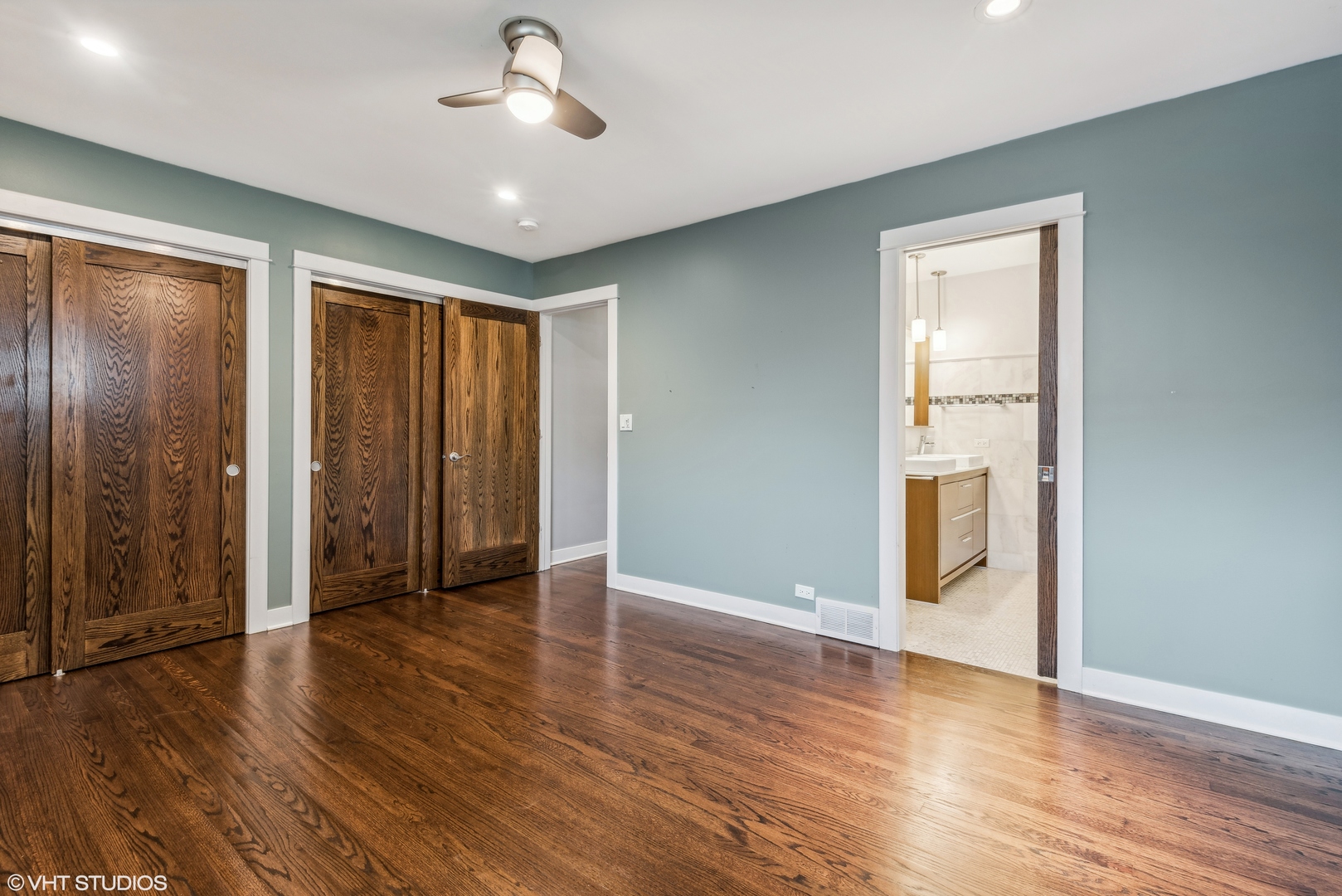 8311 N OTTAWA Avenue