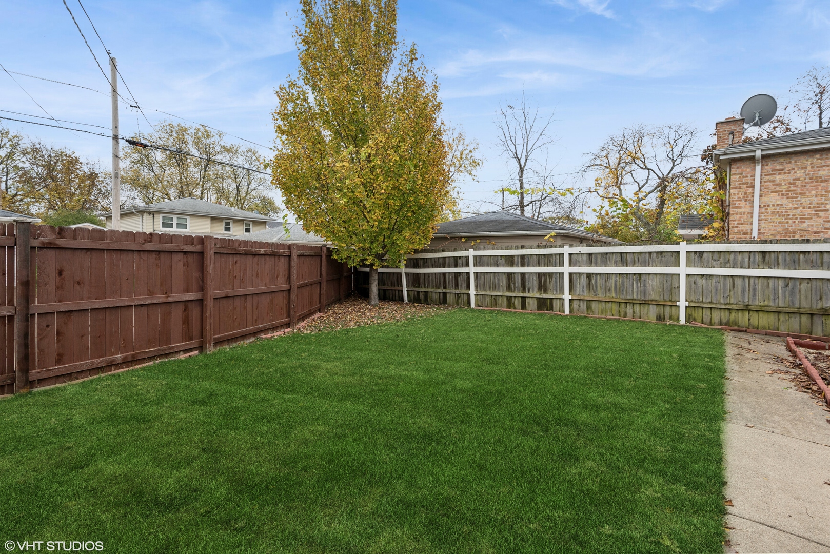 8311 N OTTAWA Avenue