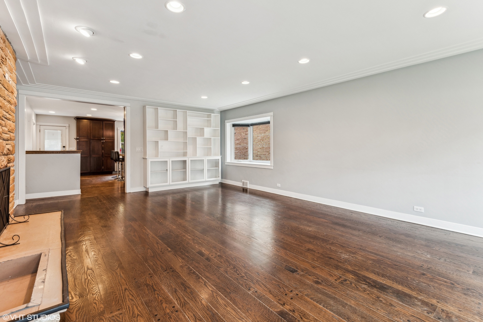 8311 N OTTAWA Avenue