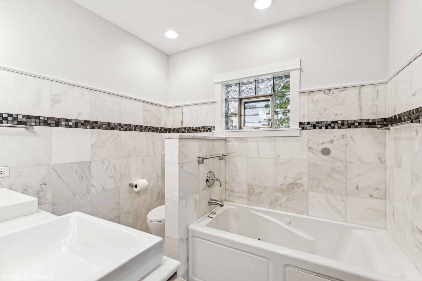 8311 N OTTAWA Avenue