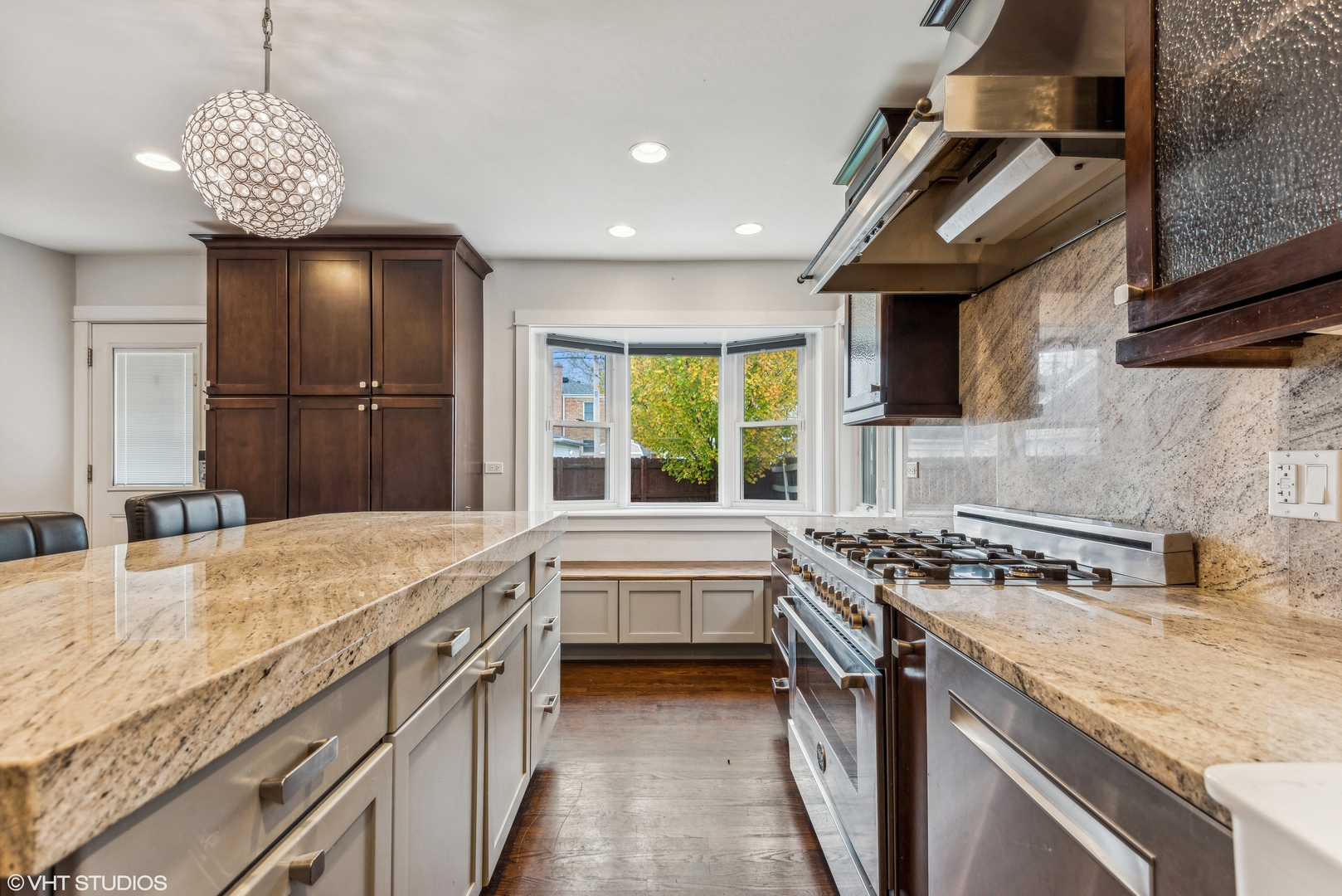 8311 N OTTAWA Avenue