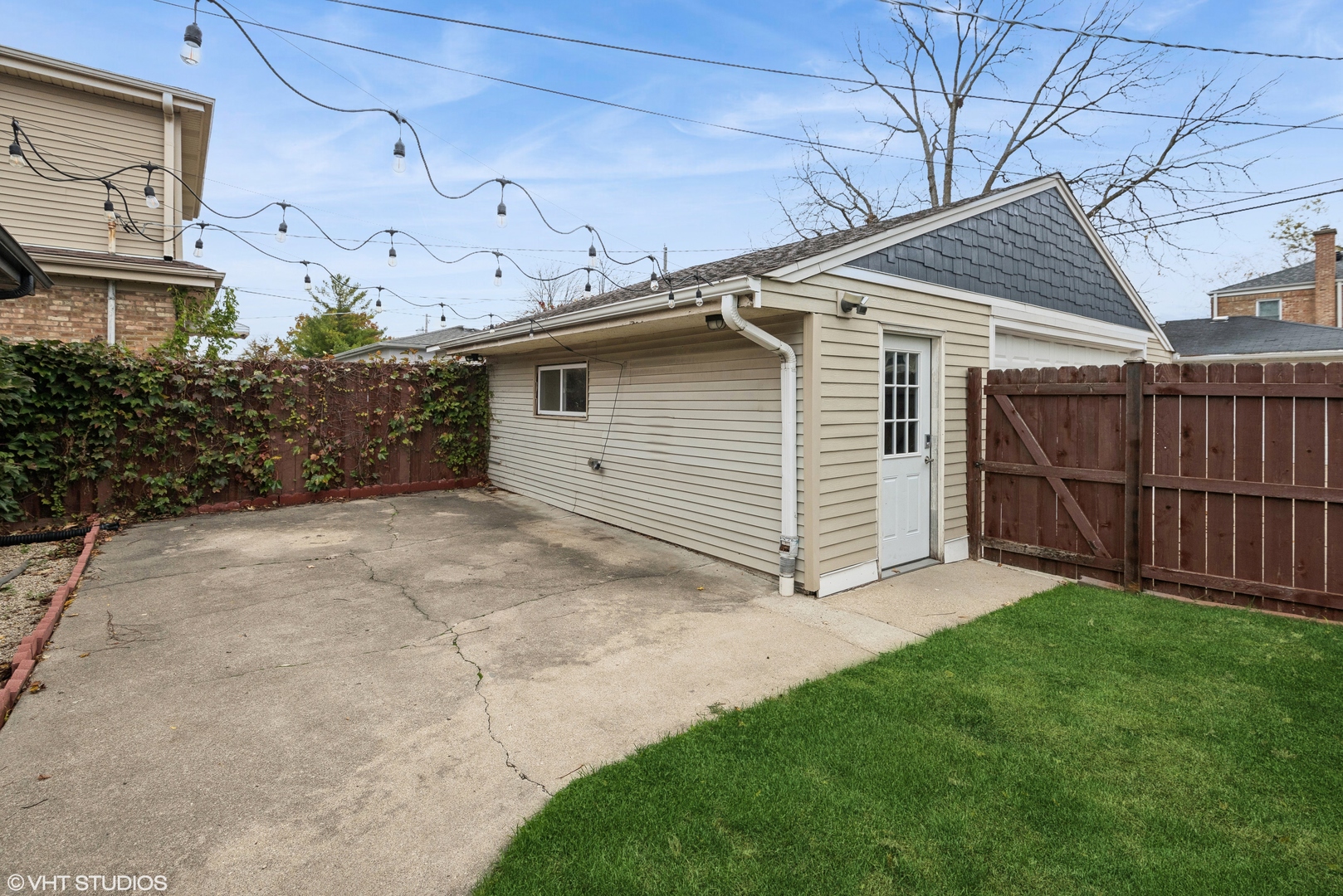 8311 N OTTAWA Avenue