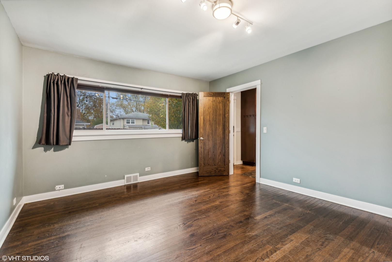 8311 N OTTAWA Avenue