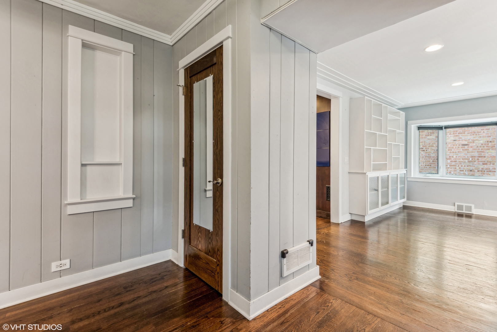 8311 N OTTAWA Avenue