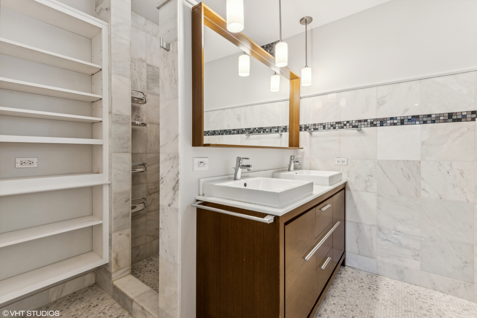 8311 N OTTAWA Avenue