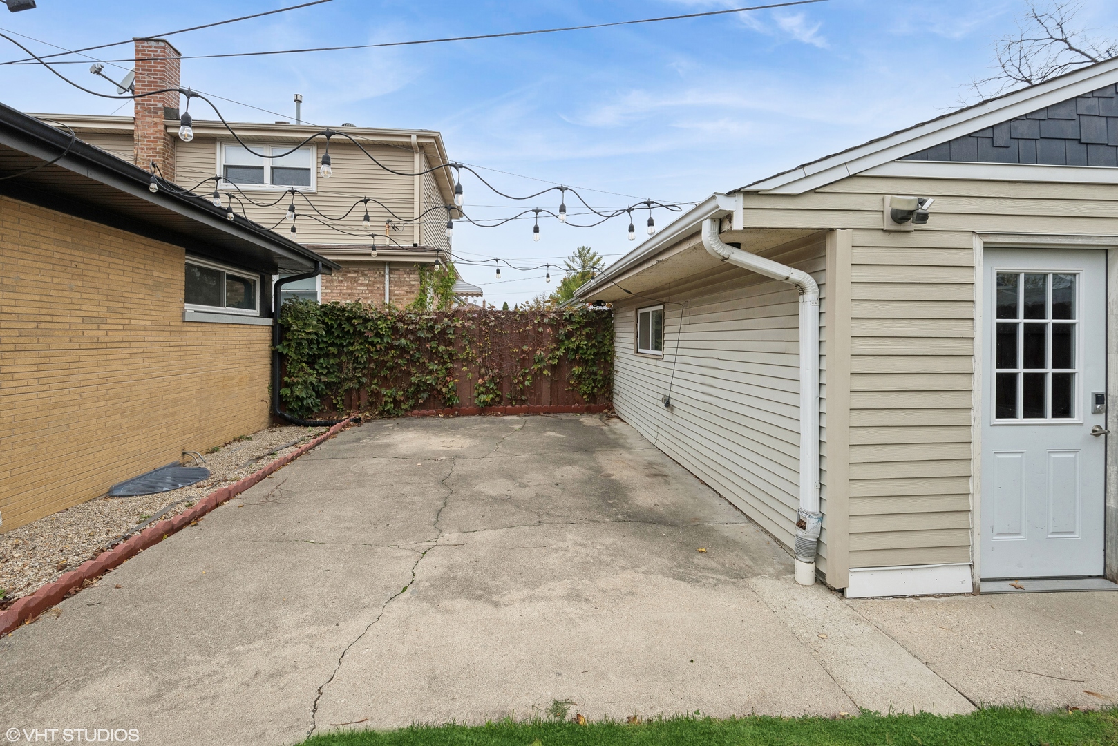 8311 N OTTAWA Avenue