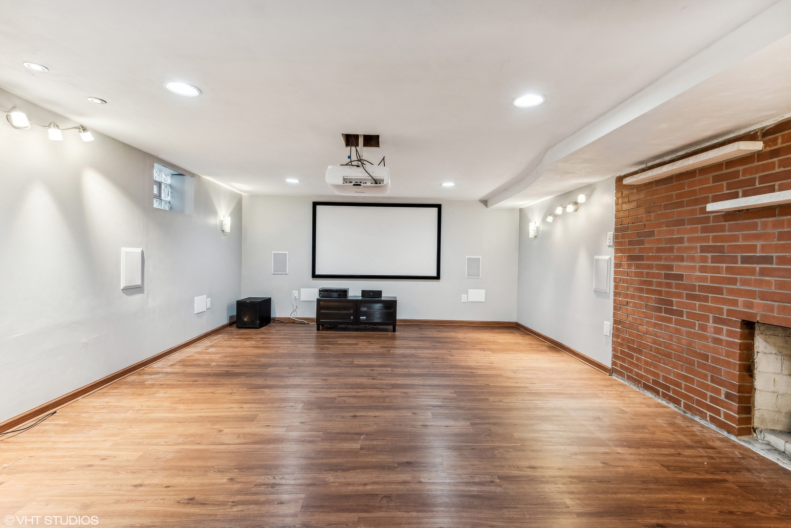 8311 N OTTAWA Avenue