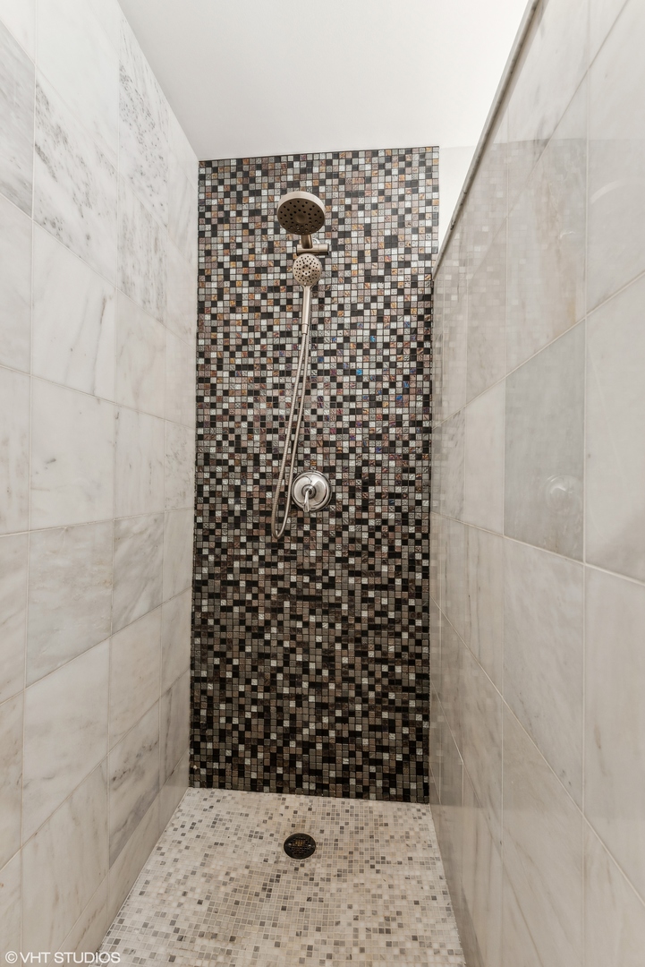 8311 N OTTAWA Avenue