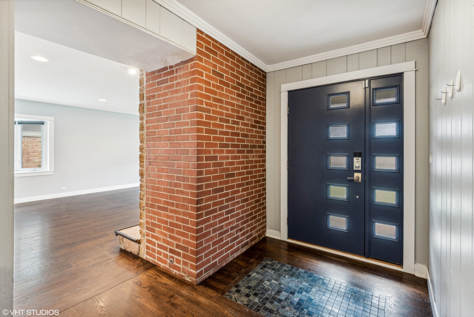 8311 N OTTAWA Avenue