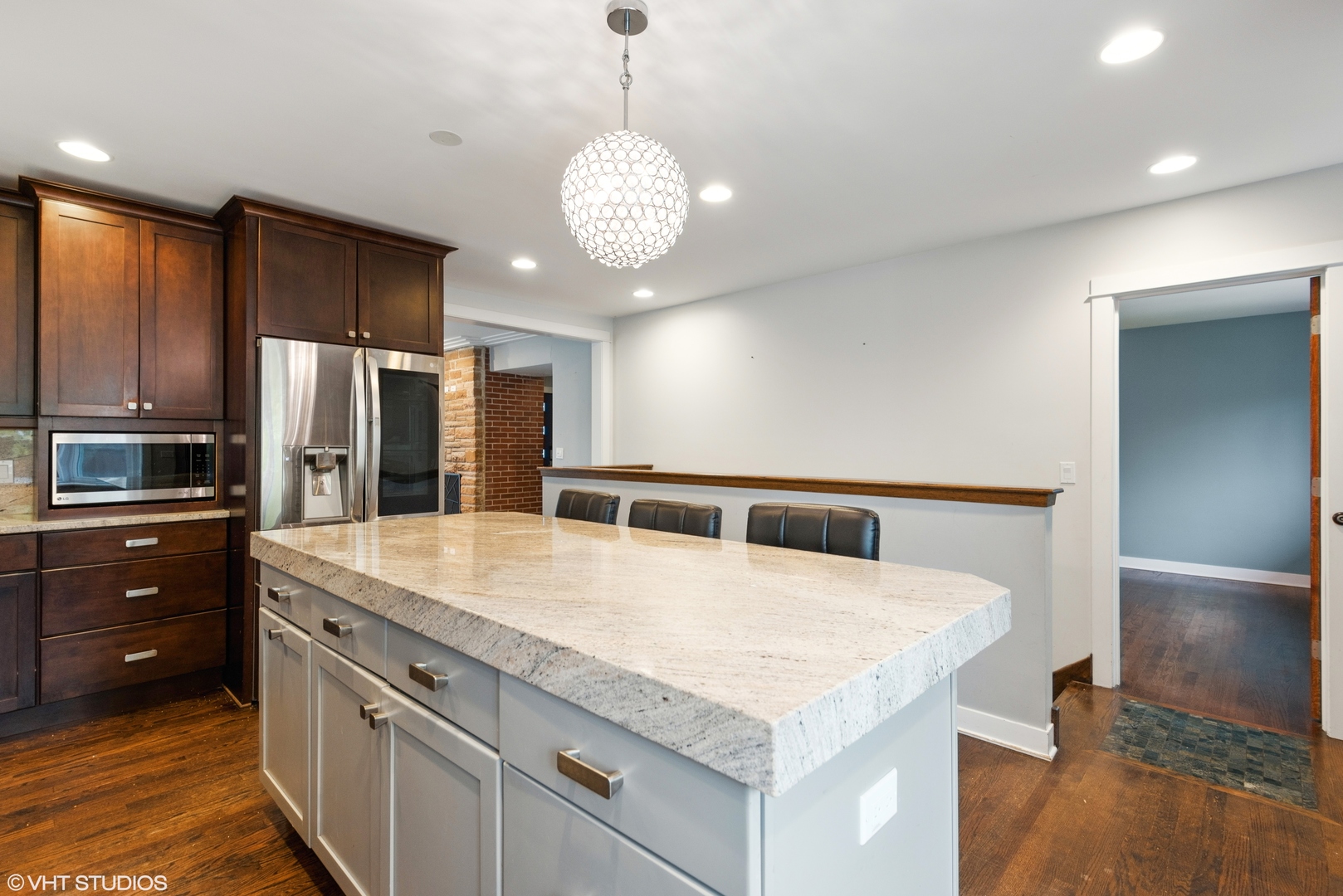 8311 N OTTAWA Avenue