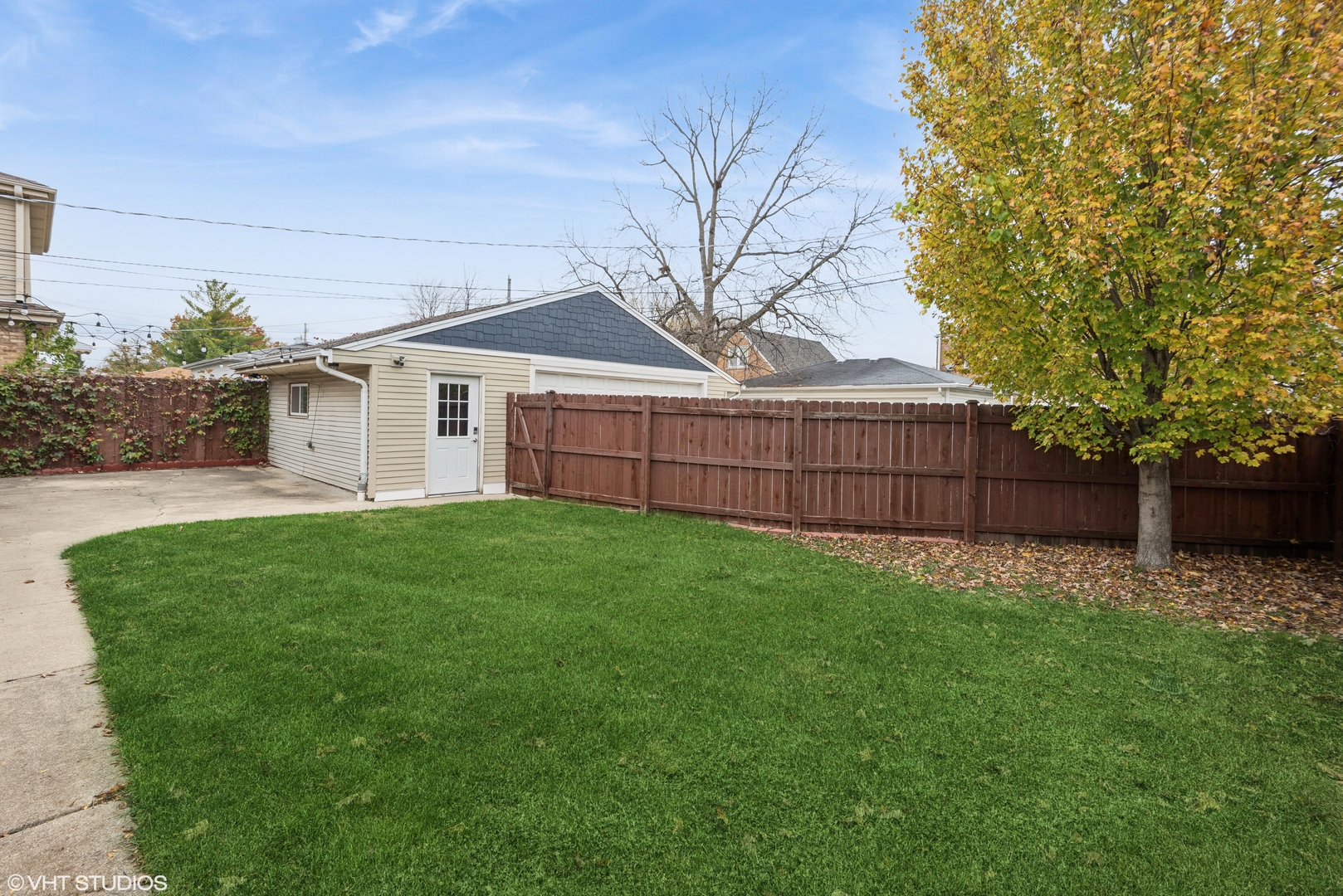 8311 N OTTAWA Avenue