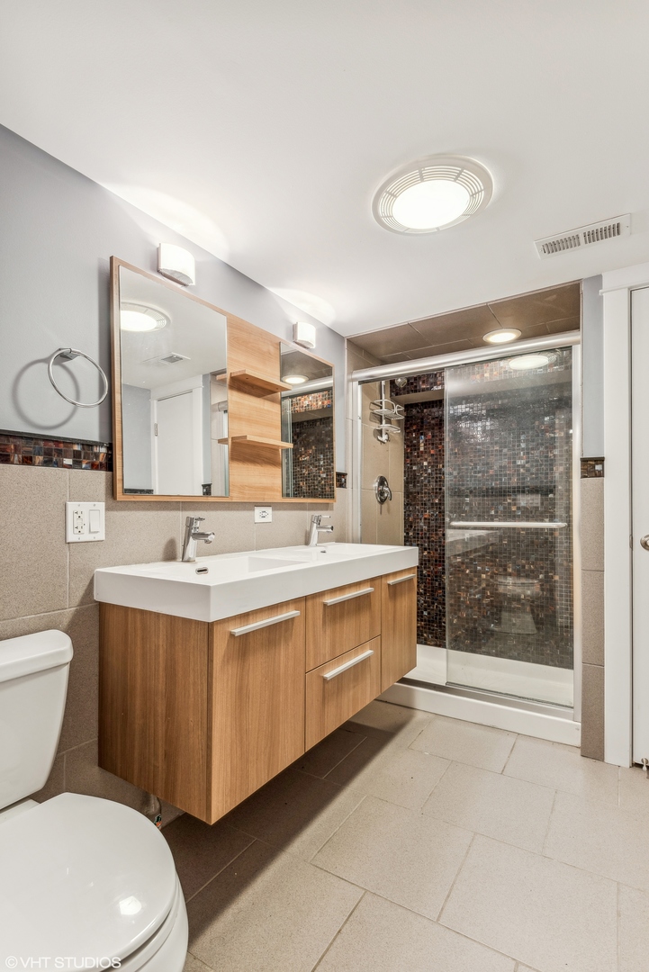 8311 N OTTAWA Avenue