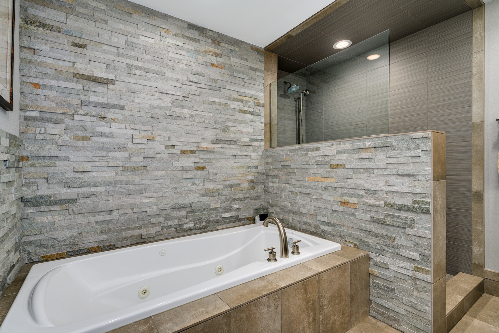 333 N Canal Street Unit: 3006