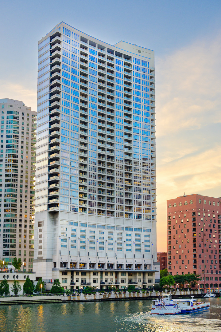 333 N Canal Street Unit: 3006