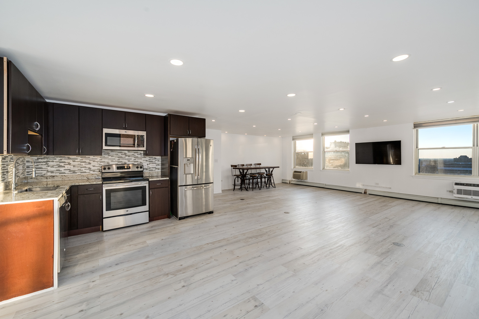 3033 N SHERIDAN Road Unit: 1511