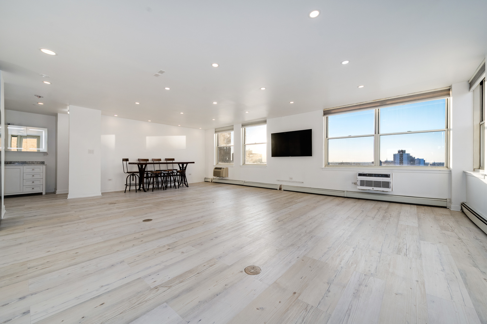 3033 N SHERIDAN Road Unit: 1511